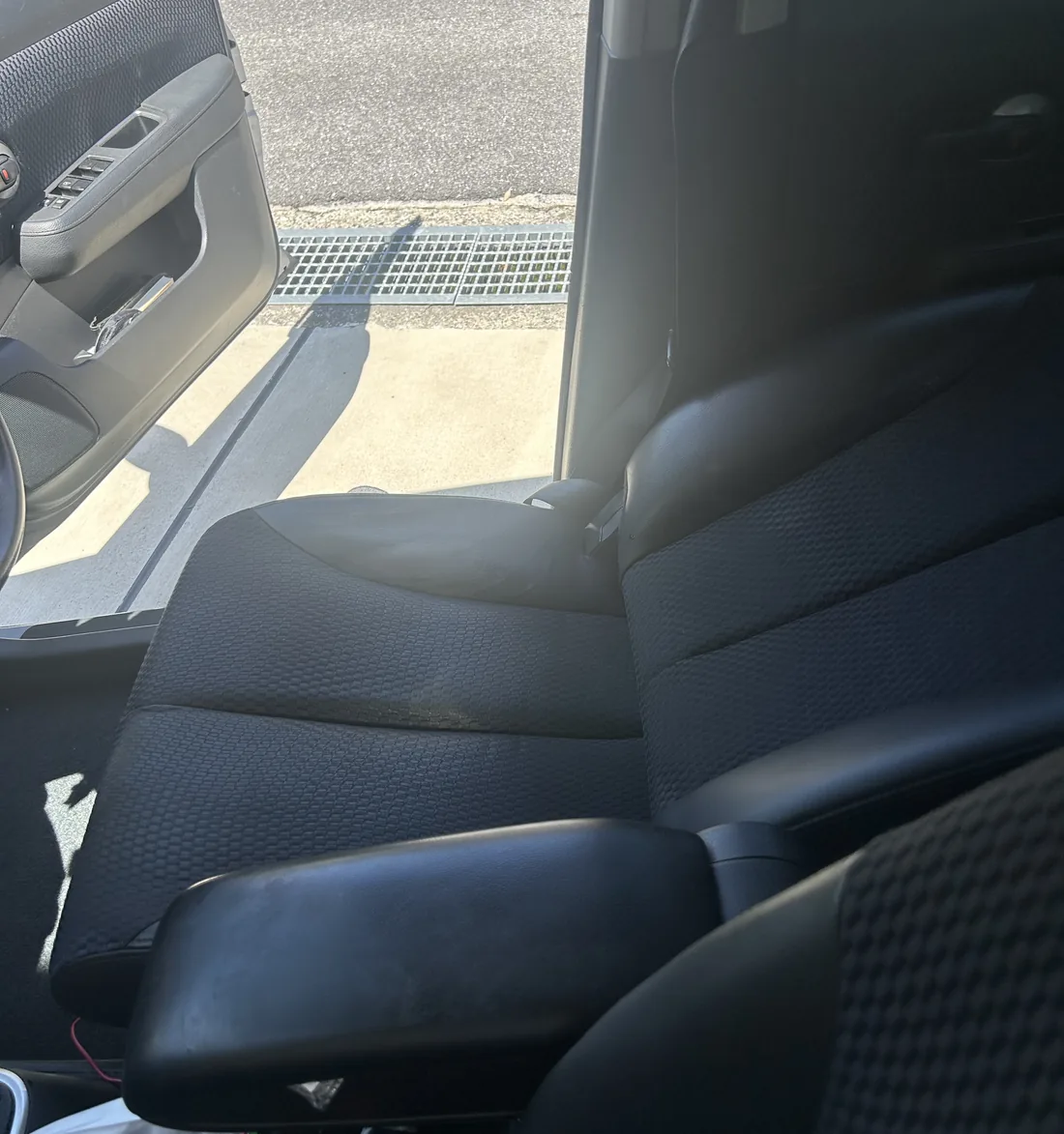 使用後に車のドアを開けてシートを乾かしている様子