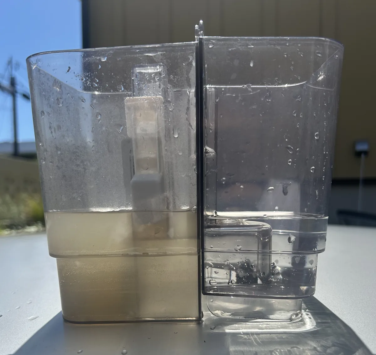 リンサークリーナー使用後の汚水タンクと清水タンクの比較