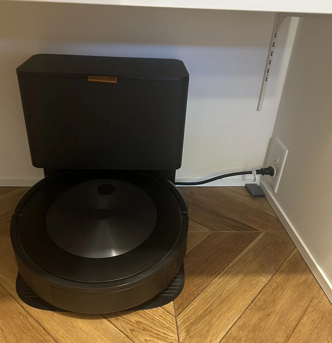 自動ゴミ収集ステーションに戻ったルンバj7プラス