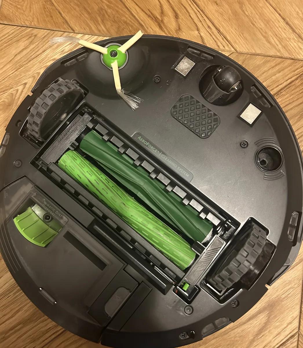 ルンバj7プラスの裏面。2本のゴム製メインブラシとサイドブラシ