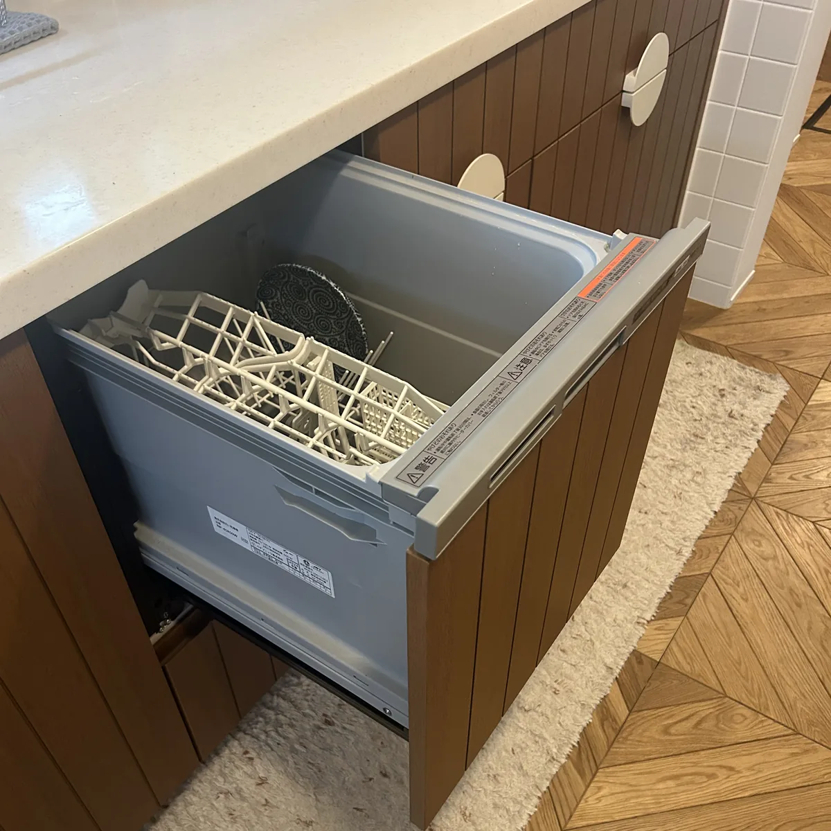 キッチンに備え付けられた引き出し式ビルトイン食洗機
