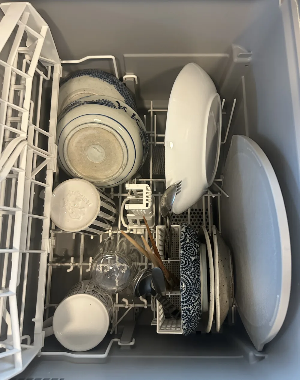 食洗機の庫内に食器を満タンまで入れた状態