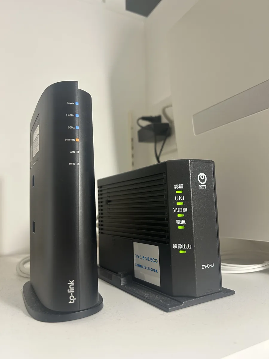 パントリーに並べたNTTのGV-ONUとTP-LinkのWi-Fiルーター
